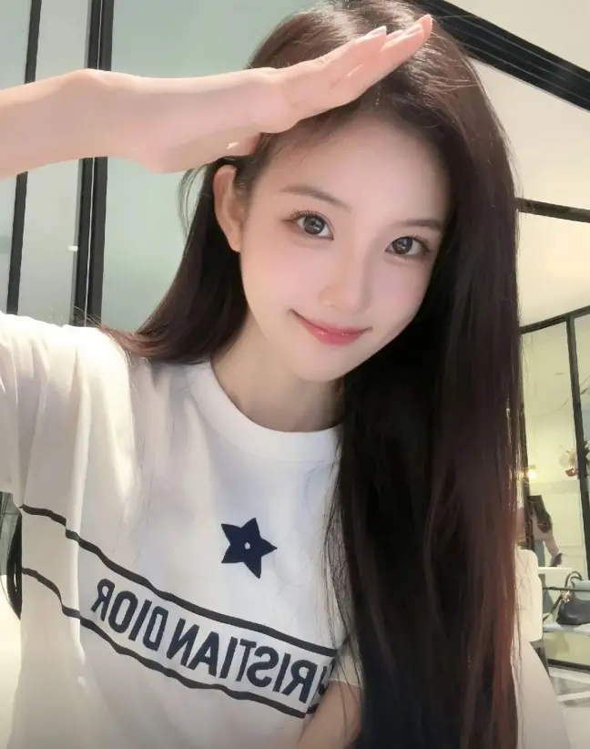 甜美少女敬礼