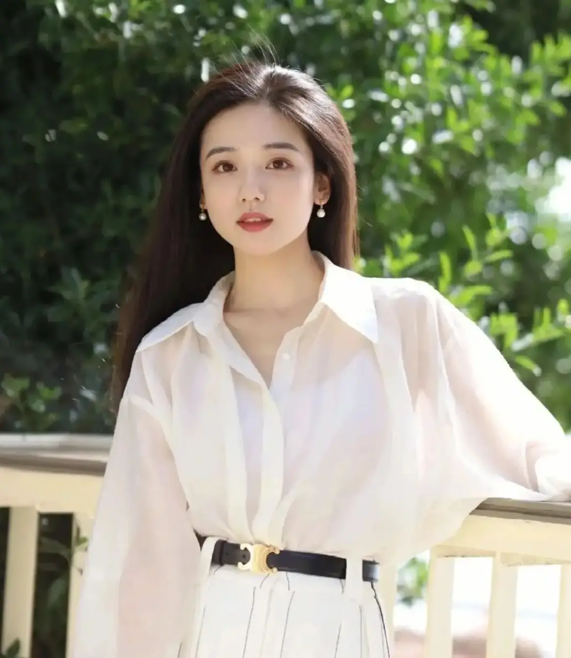 白衣倚栏气质美女