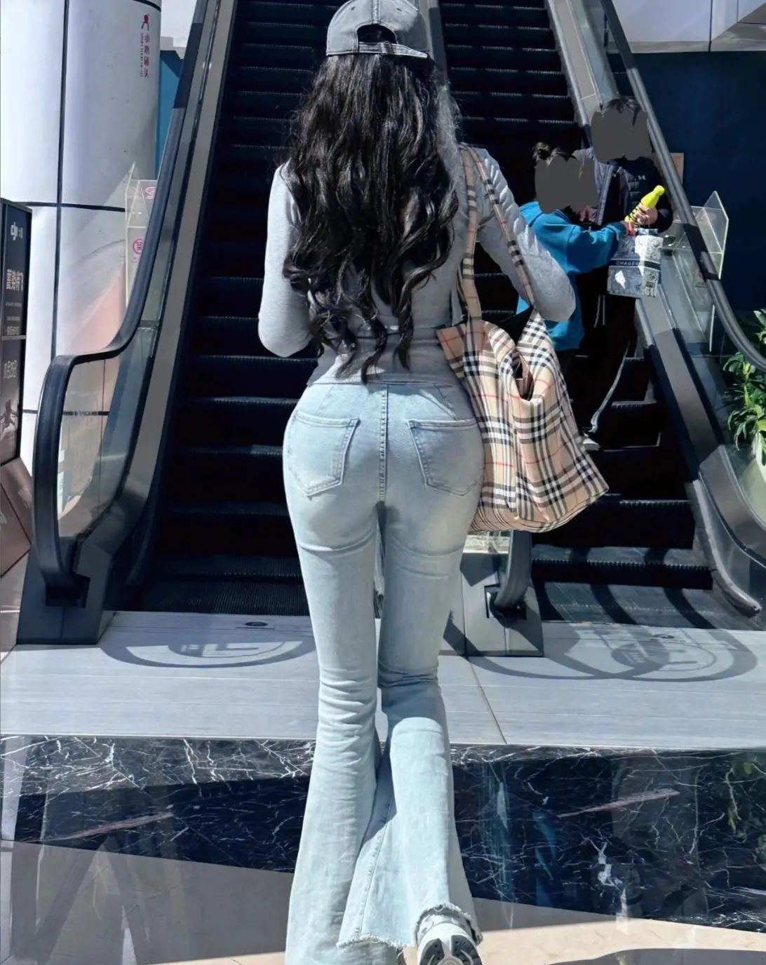 鸭舌帽牛仔背影美女上扶梯