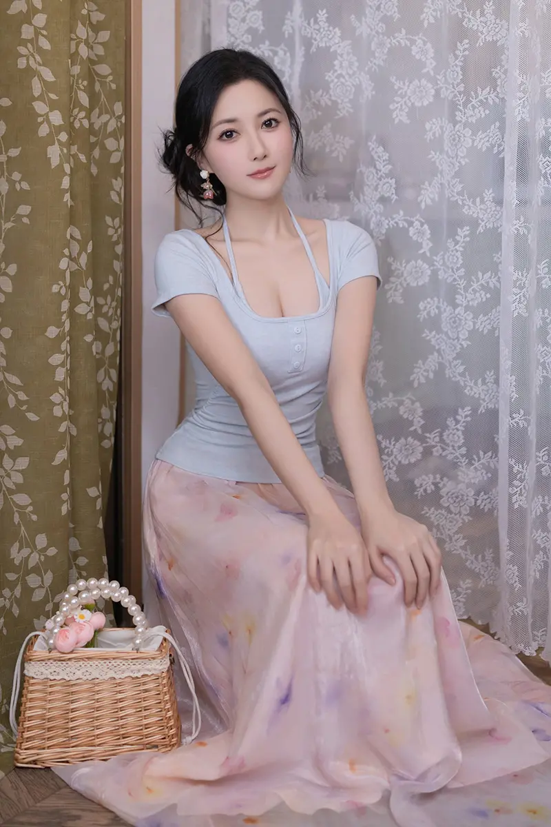 碎花裙甜美女正襟危坐