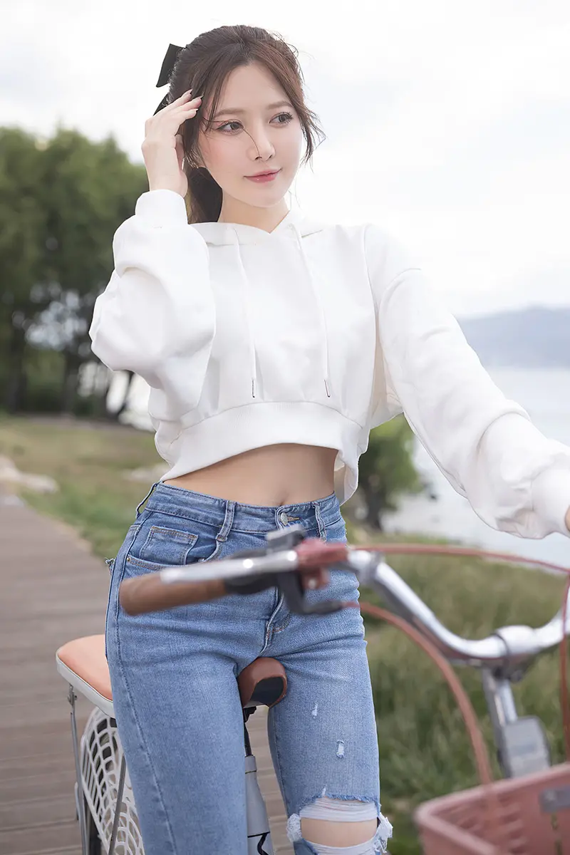 牛仔美女骑车撩发