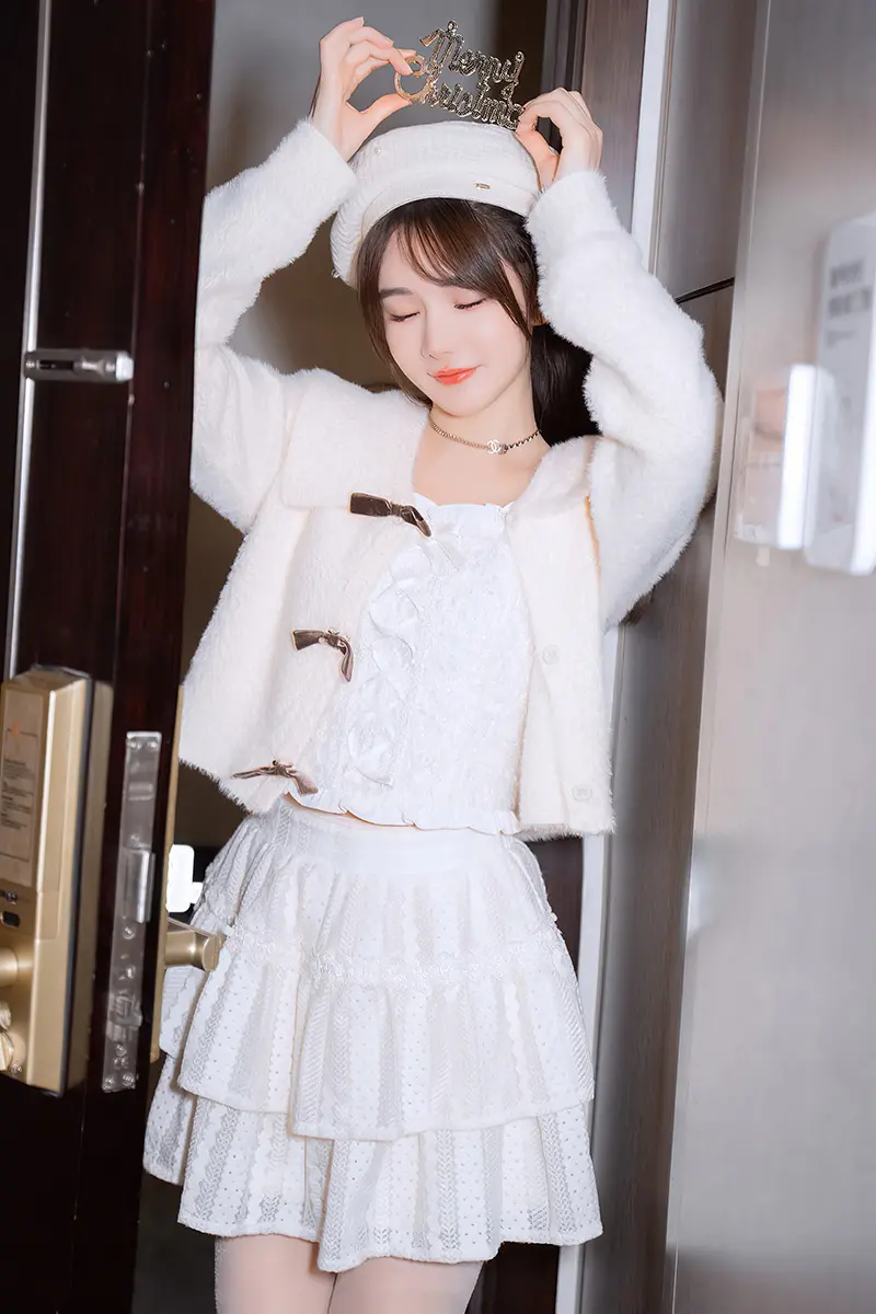白色衣裙甜美妹子