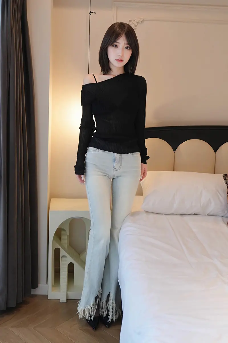 黑衣牛仔裤美女